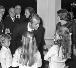 El Príncipe Juan Carlos y sus hijos, los Infantes Felipe, Cristina y Elena durante la recepción en "Villa Giralda" con motivo del enlace mat